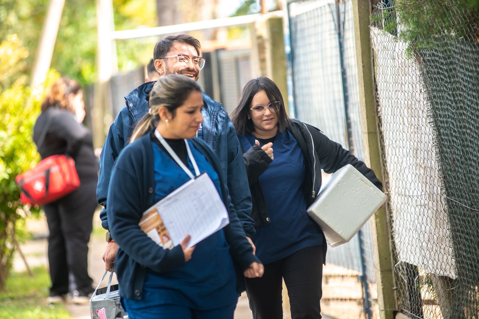 Vacunación en Timbúes: promotores de salud recorren un barrio con dosis y planillas de control