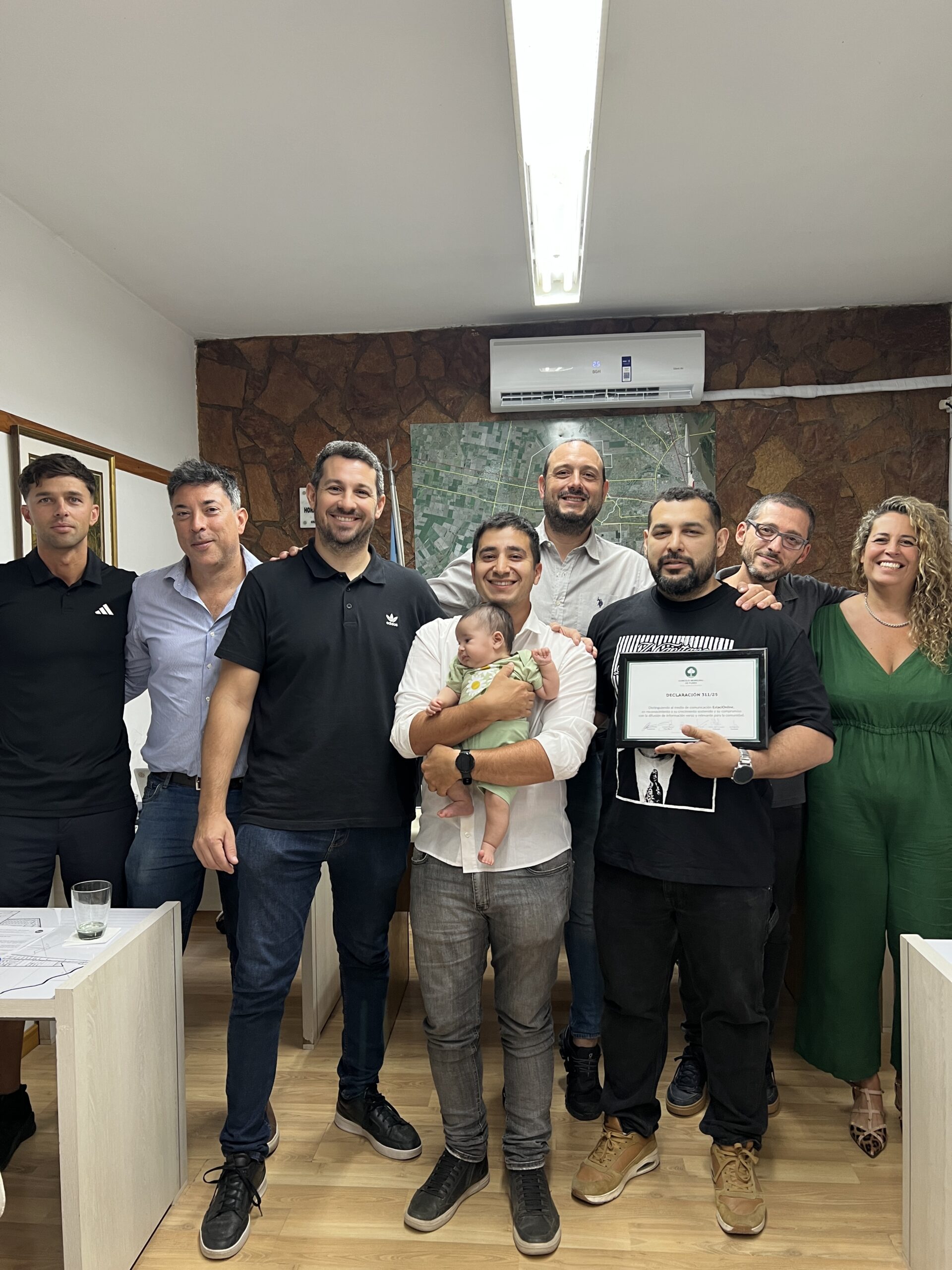 Estacionline distinguido por el Concejo de Funes: equipo y concejales con la Declaración 311/25