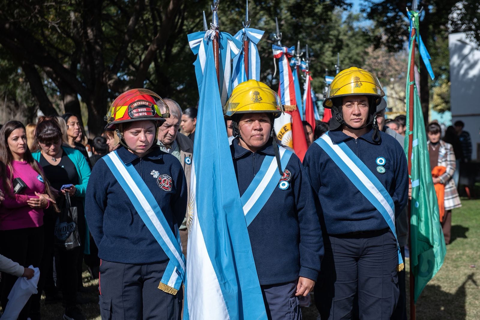 Bomberos Voluntarios de Timbúes como abanderados durante el acto 25 de Mayo Timbúes