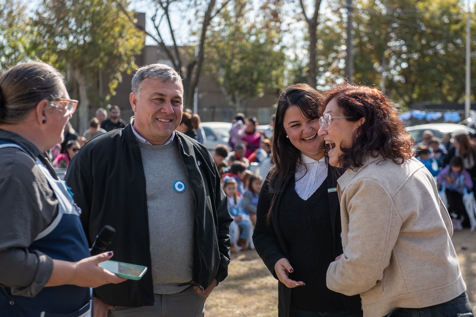 Antonio Fiorenza dialoga con vecinas durante el acto 25 de Mayo Timbúes