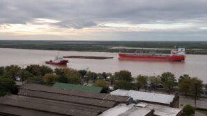 Choque entre un remolcador y un buque de ultramar en la Hidrovía Paraná-Paraguay frente a Rosario