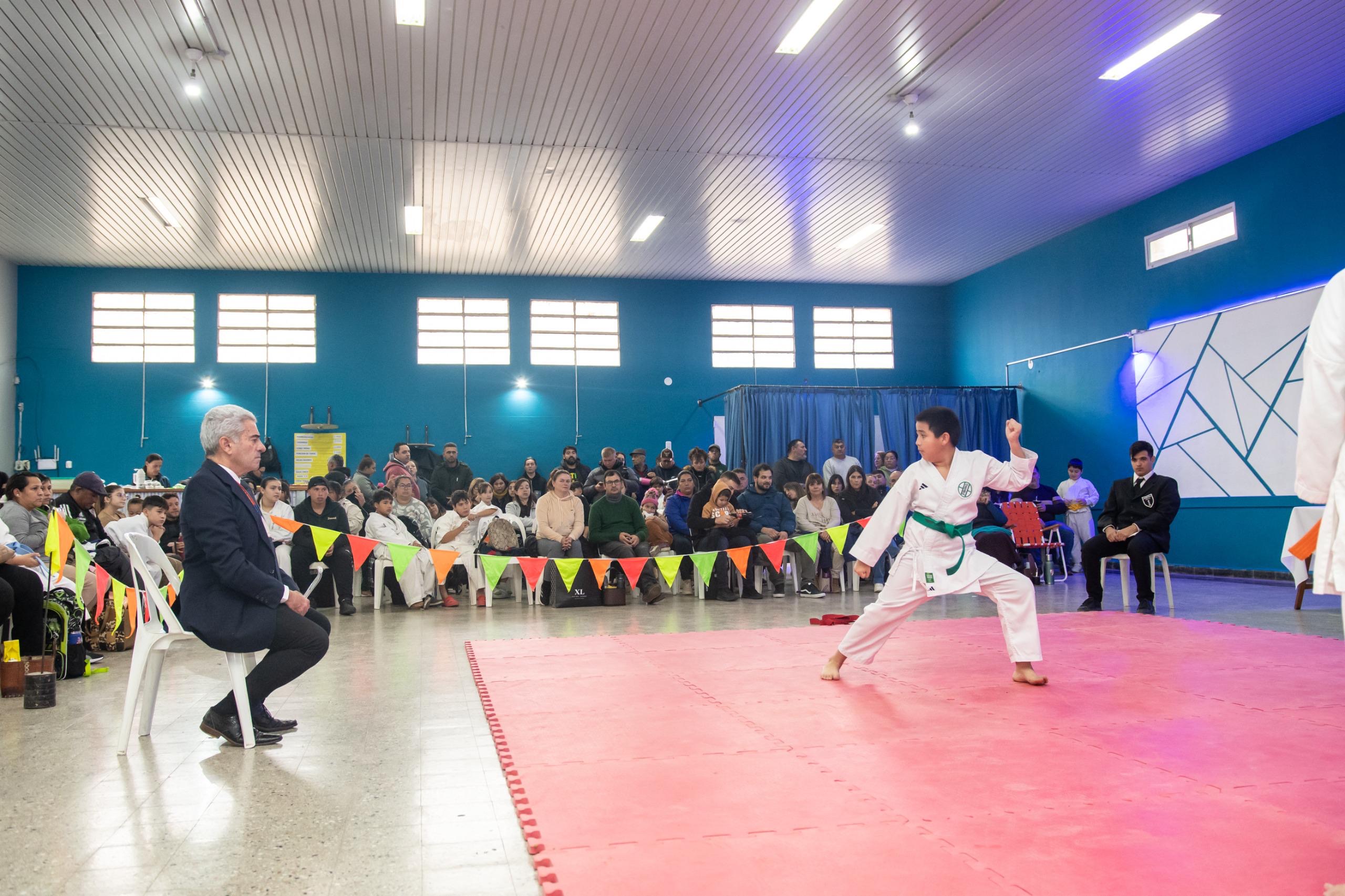 Exhibición de kata durante la XIII Copa Timbúes de karate Do en Timbúes