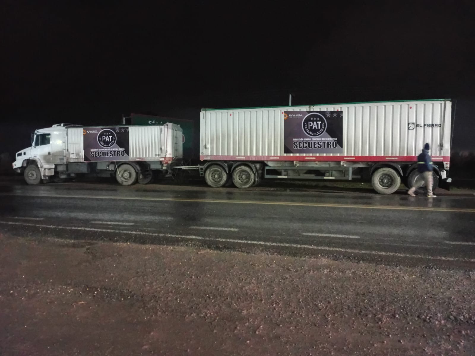 El camión Mercedes Benz 1635 secuestrado tras el accidente en Roldán