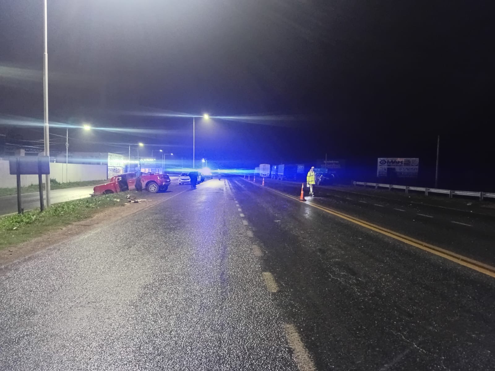 Bomberos y personal policial en la escena del accidente en Roldán sobre Ruta A012