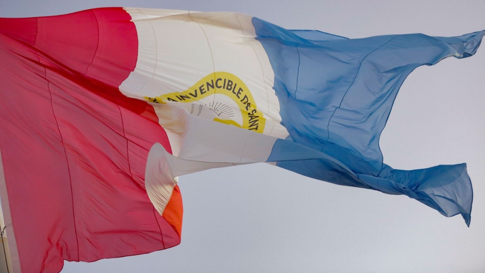 Bandera La Invencible de Santa Fe flameando en el Día del Brigadier