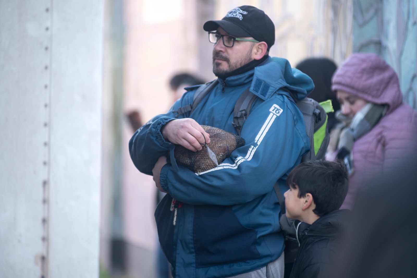 Vecino con su gato en la jornada de castración masiva en Timbúes