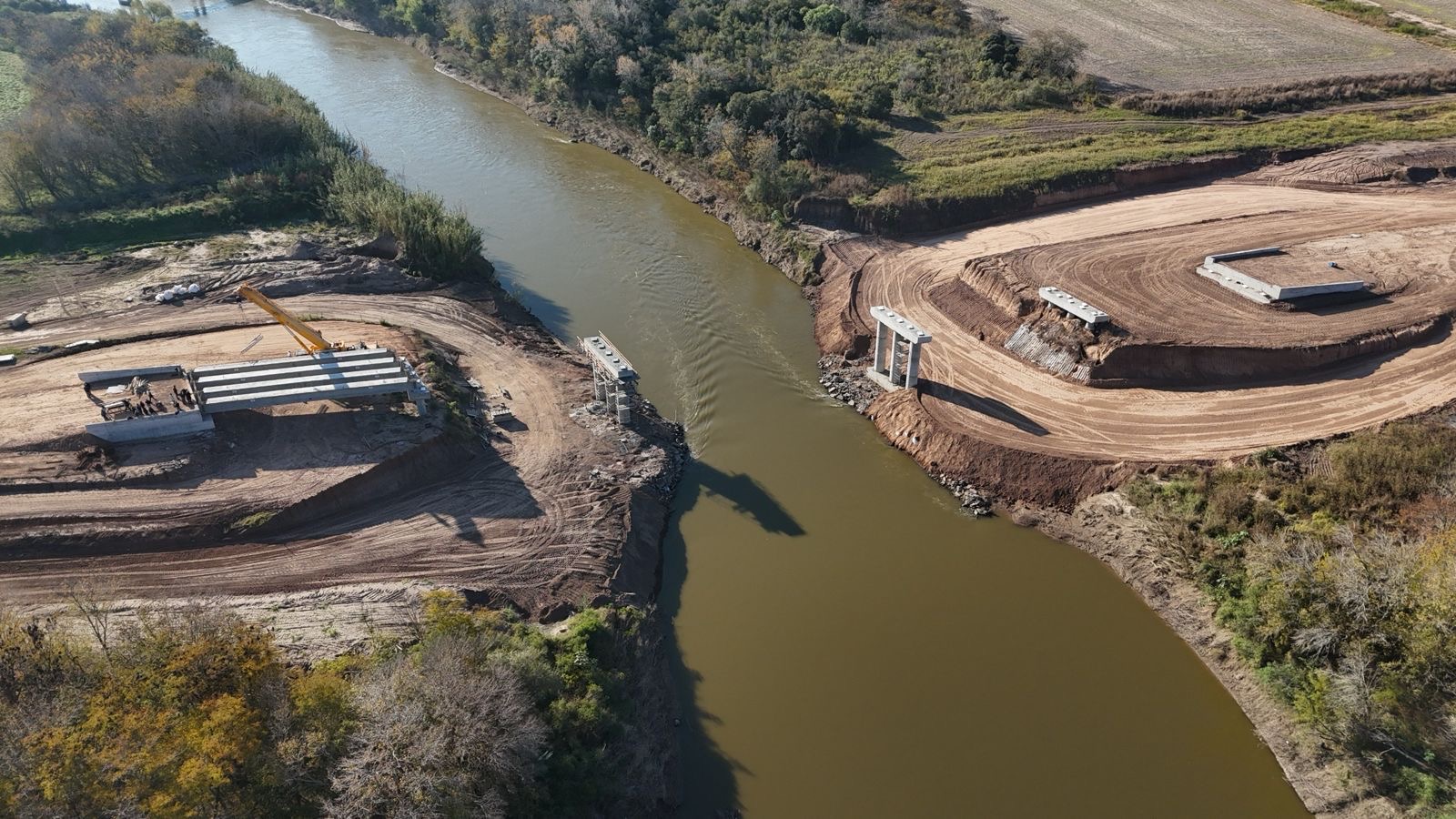 Avance del puente del Desvío Giardino sobre el río Carcarañá, con estructuras de hormigón en ambas márgenes