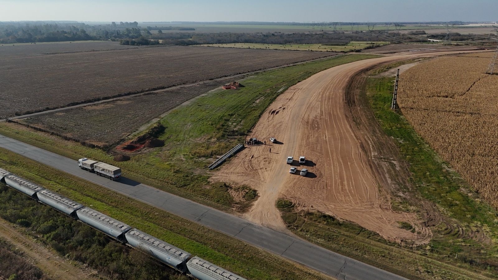 Nuevo trazado del Desvío Giardino junto al cruce ferroviario y un tren cerealero rumbo a los puertos del Gran Rosario