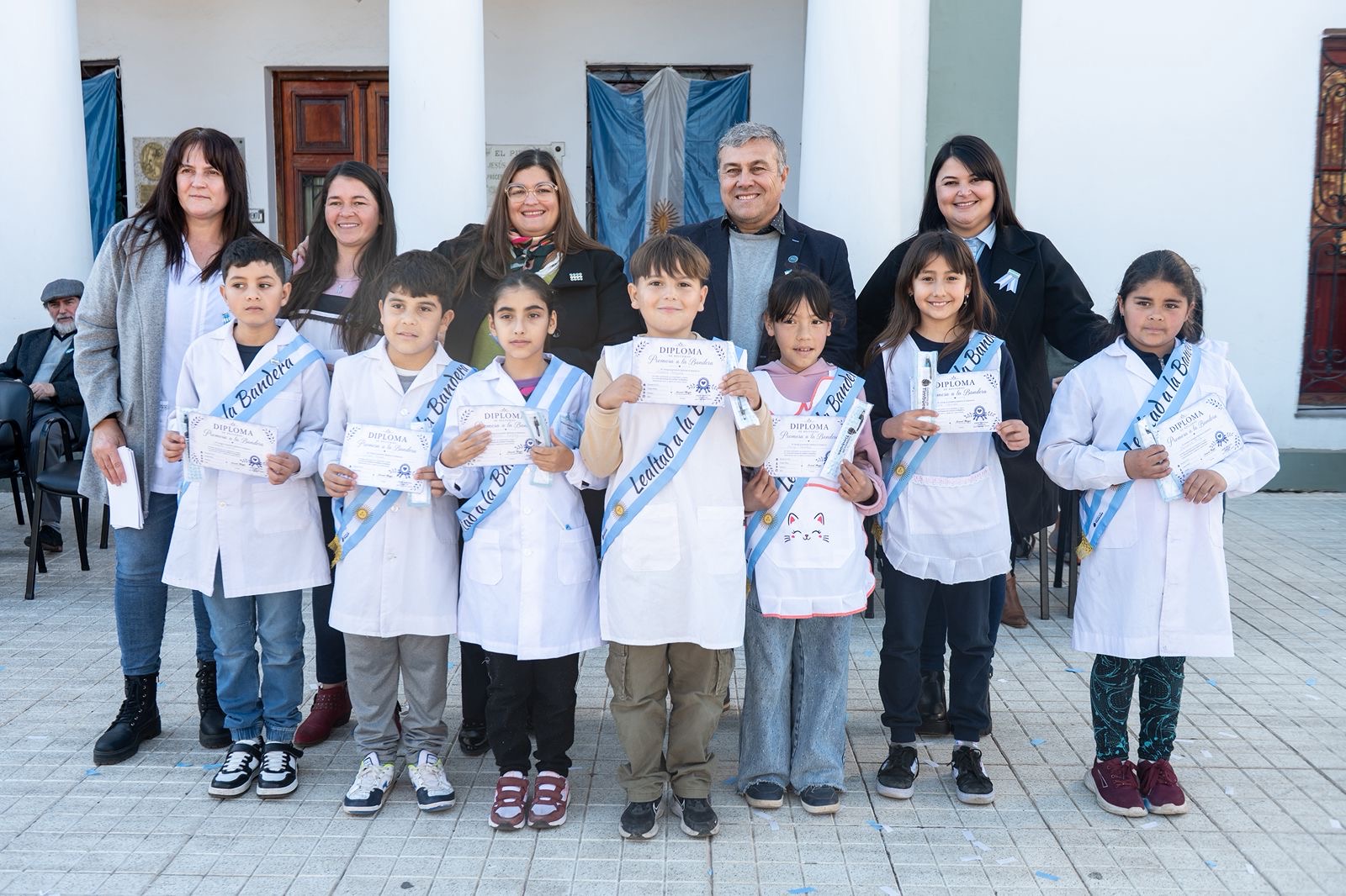 Autoridades, instituciones educativas y vecinos en el acto por el Día de la Bandera en Timbúes