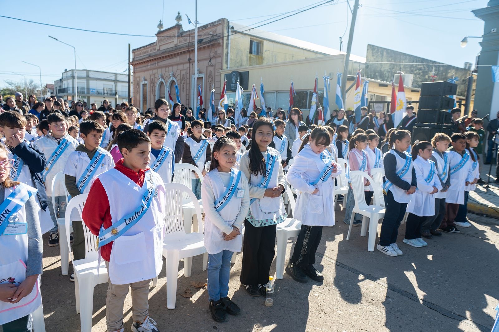 Alumnos de cuarto grado realizan la Promesa de Lealtad a la Bandera frente al Palacio Comunal de Timbúes