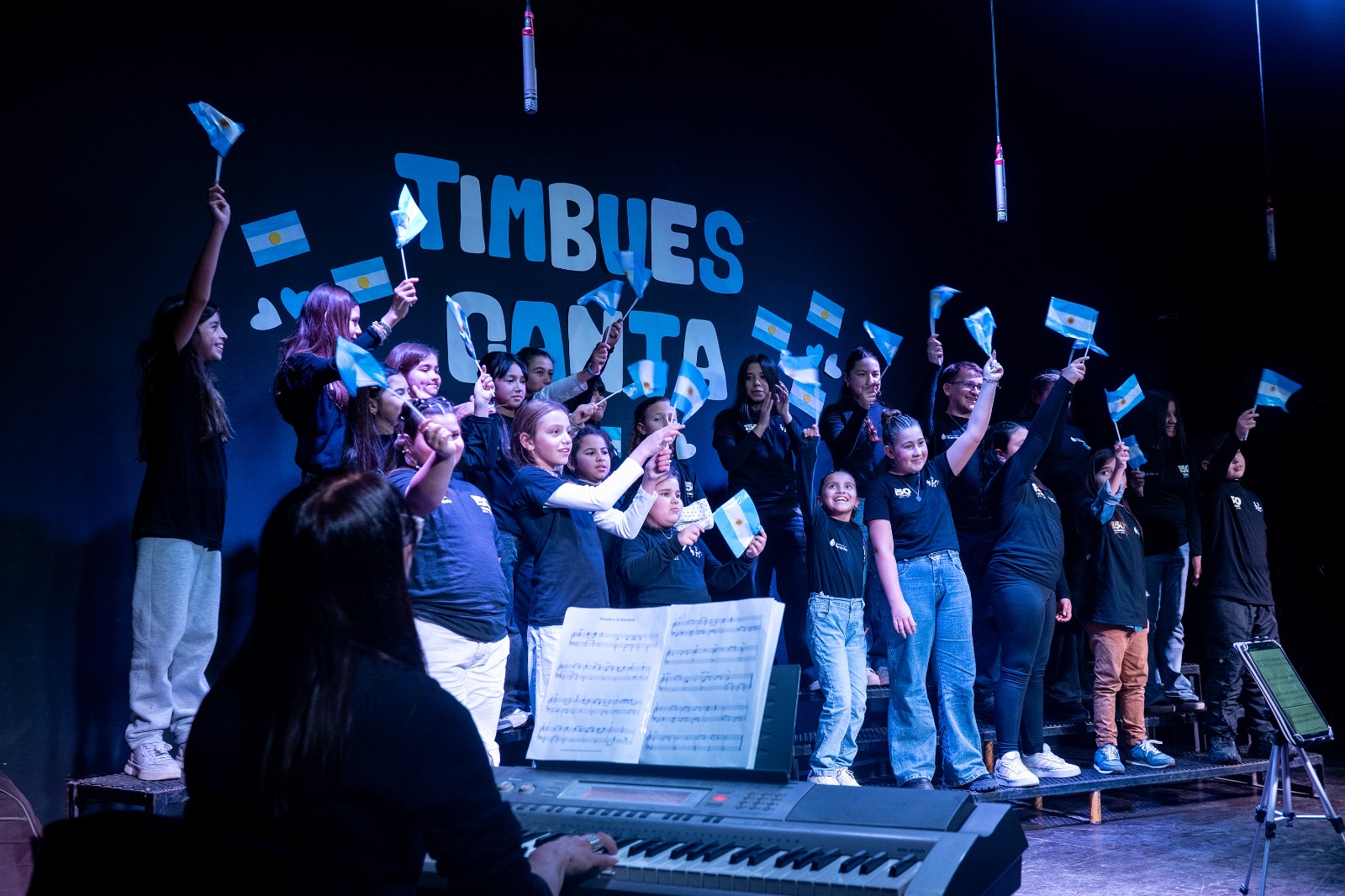 Coro Infanto-Juvenil de Timbúes en el escenario