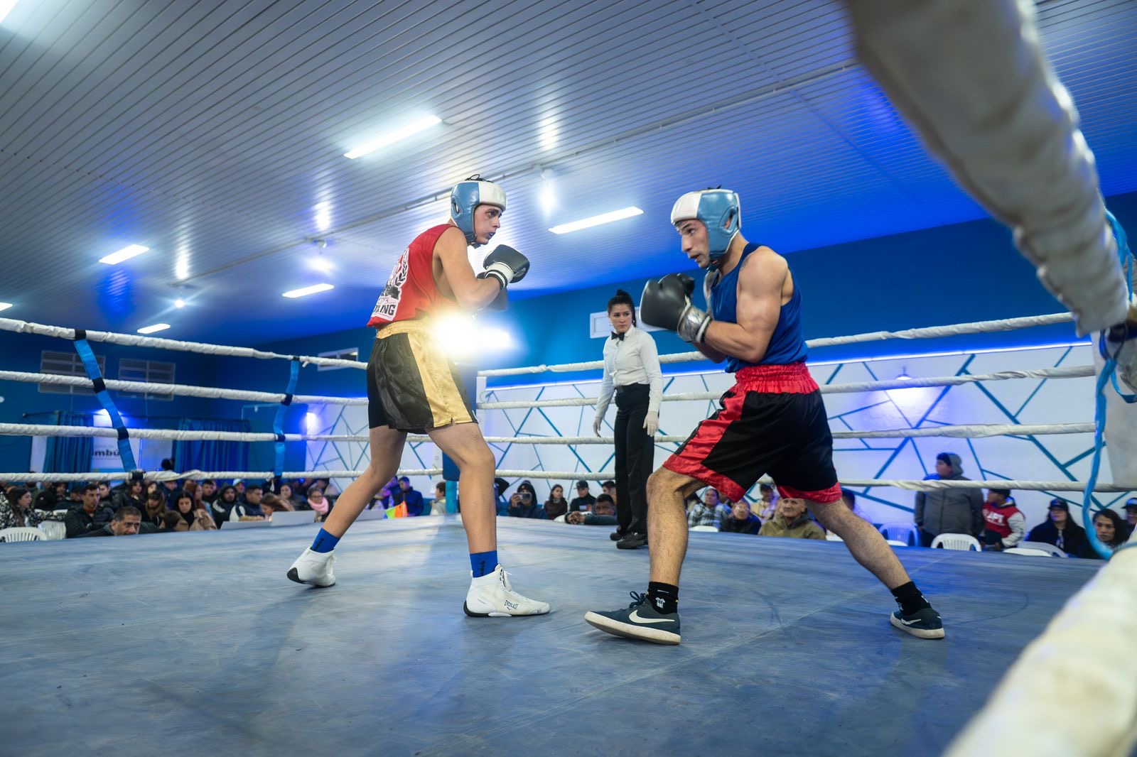 Festival de Boxeo en Timbúes: combate sobre el ring del club Sarmiento