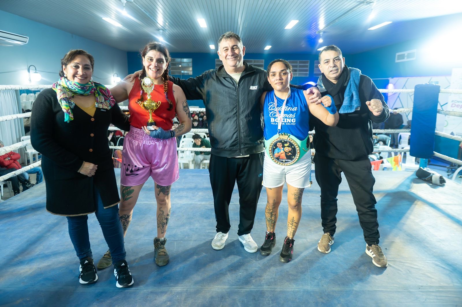 Profesores Carina y Ángel de la Escuela Comunal de Boxeo de Timbúes con una boxeadora premiada