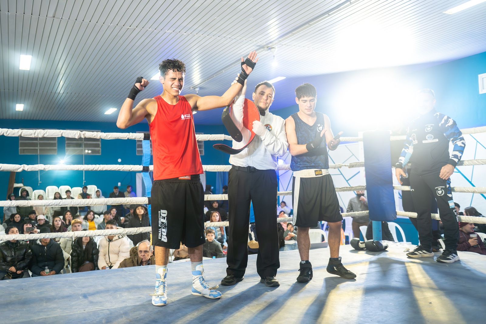 El árbitro levanta el brazo del ganador en el Festival de Boxeo en Timbúes