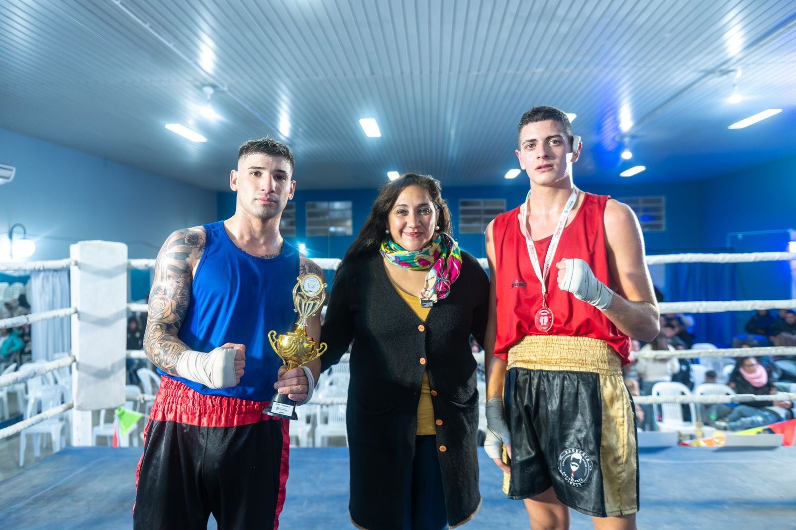 Boxeadores premiados junto a la organización en el Festival de Boxeo en Timbúes