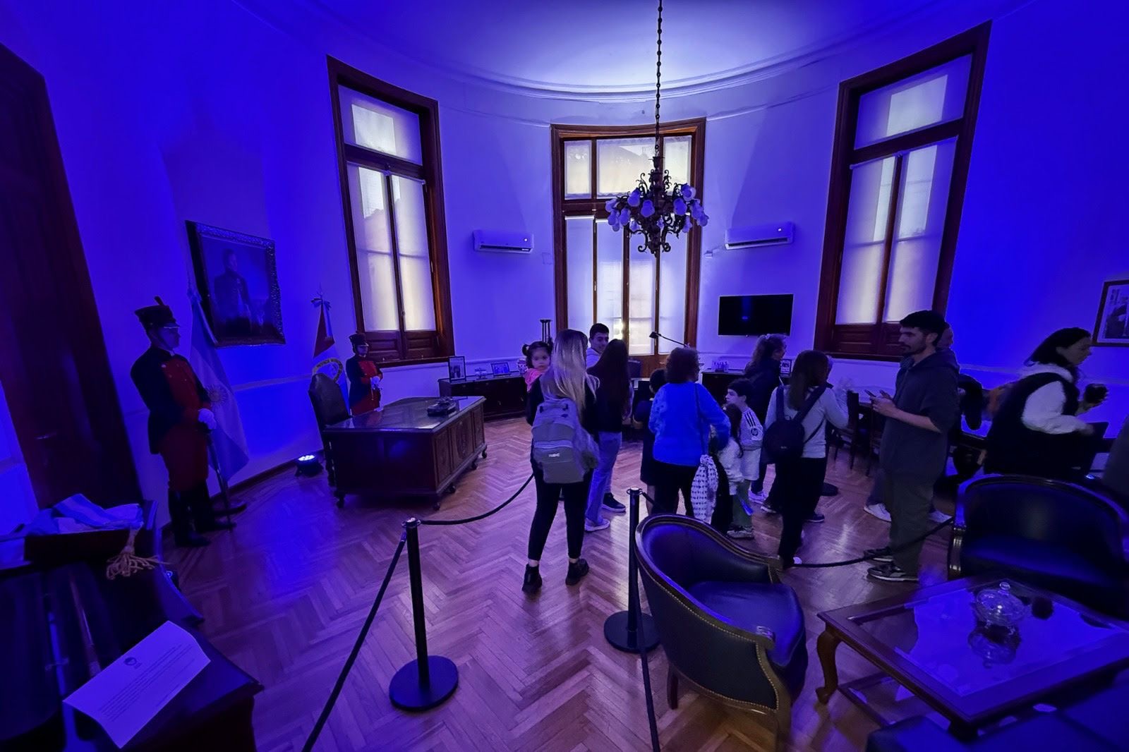 Sala del Museo Histórico Provincial Brigadier Estanislao López con visitantes