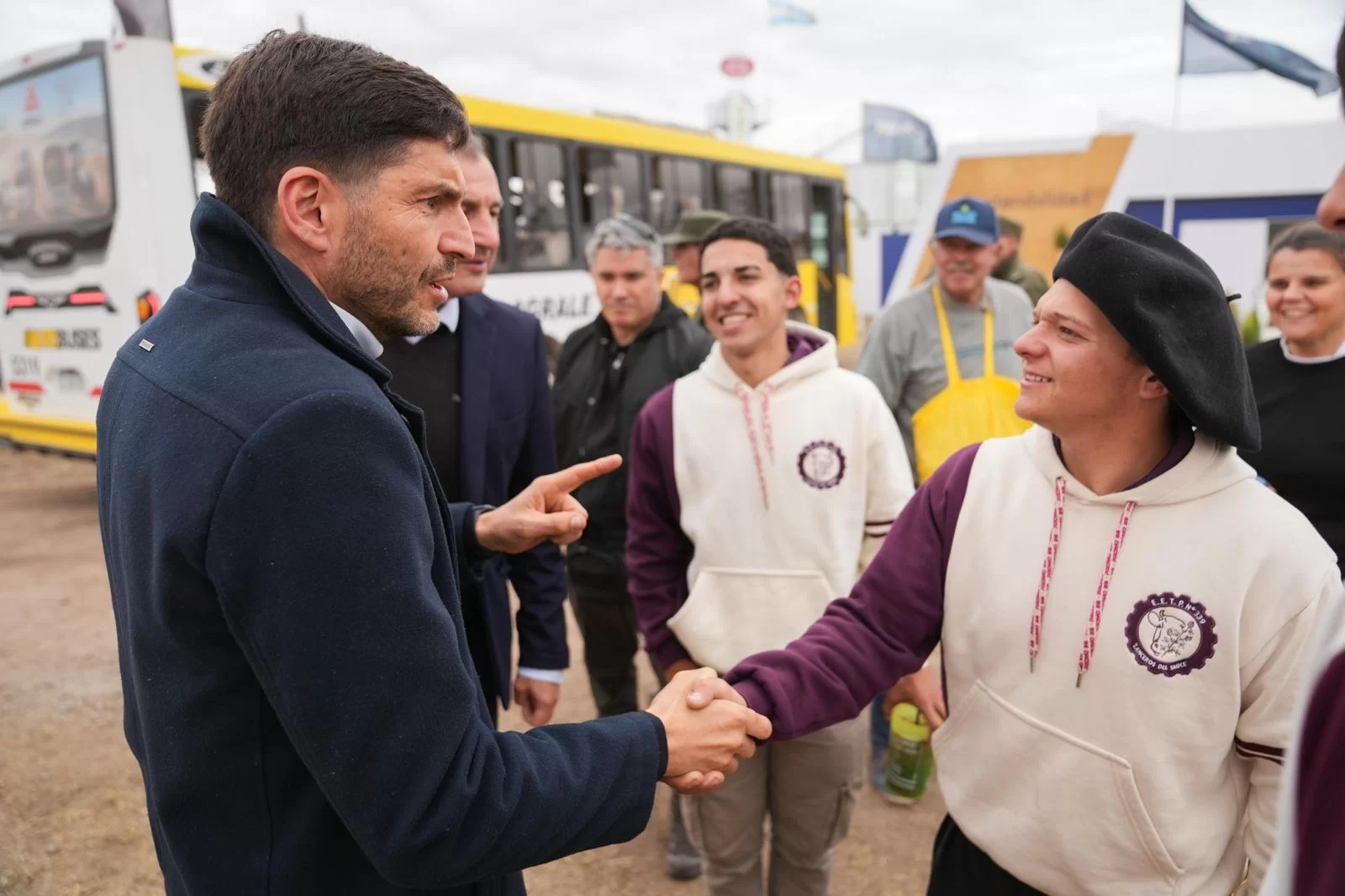 Pullaro con estudiantes de la EETP en Santa Fe Agroactiva 2026