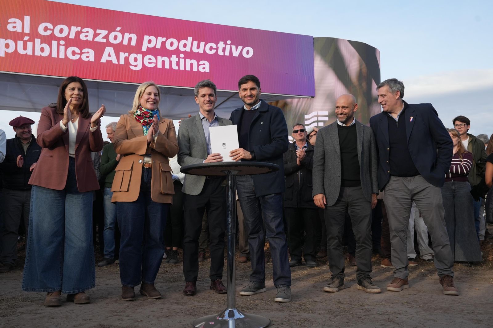 Pullaro firma convenios de créditos Agroactiva 2026 con Olivares, Scaglia, Clara García y Luzzi