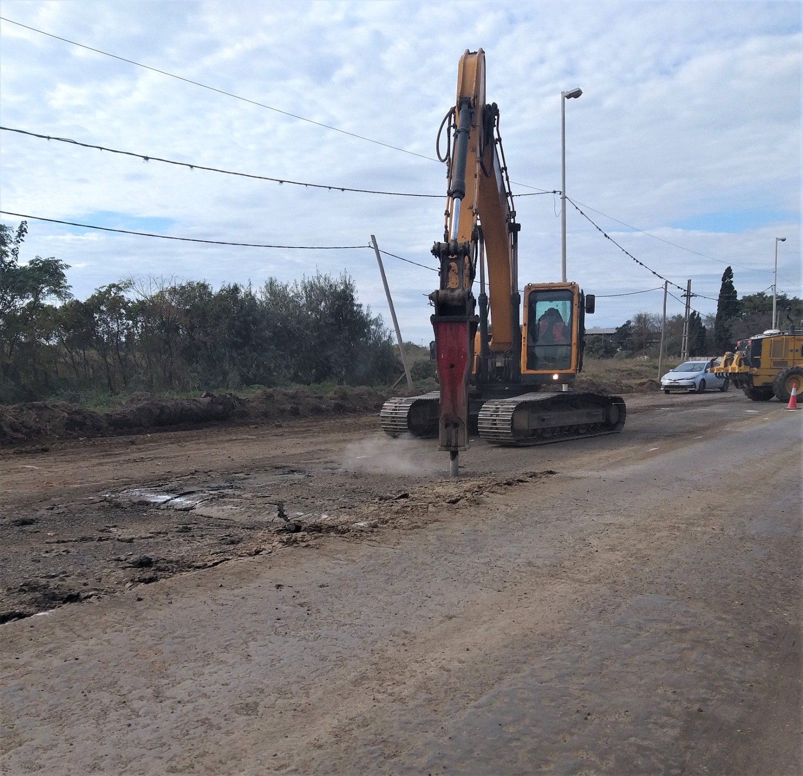 Excavadora con martillo hidráulico fresa el pavimento de la Ruta Nacional 11