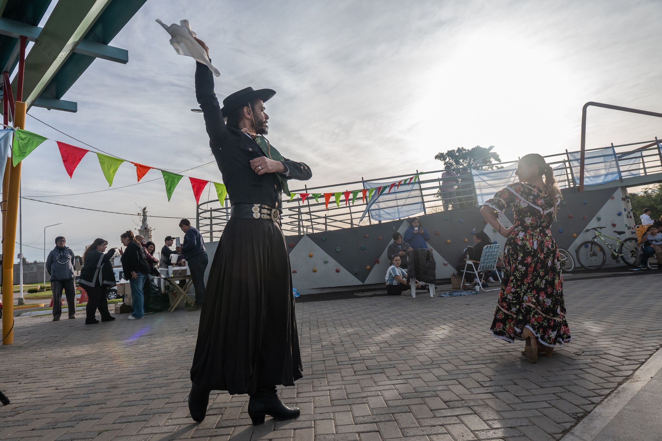 Pareja de baile folklórico durante la jornada patria en el Parque Urbano Comunal de Timbúes