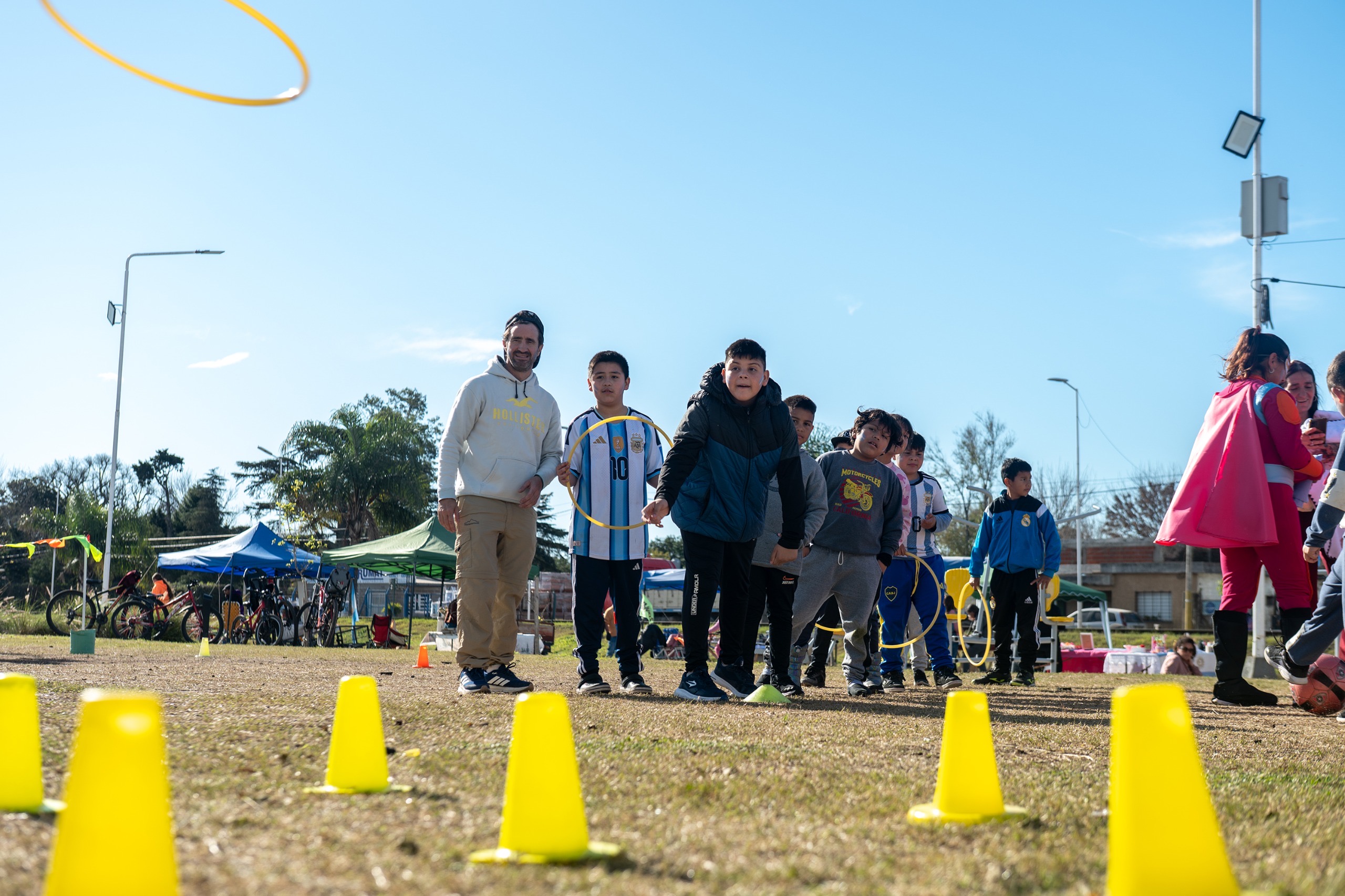Niños y niñas disfrutan de juegos recreativos durante la jornada patria en el Parque Urbano de Timbúes