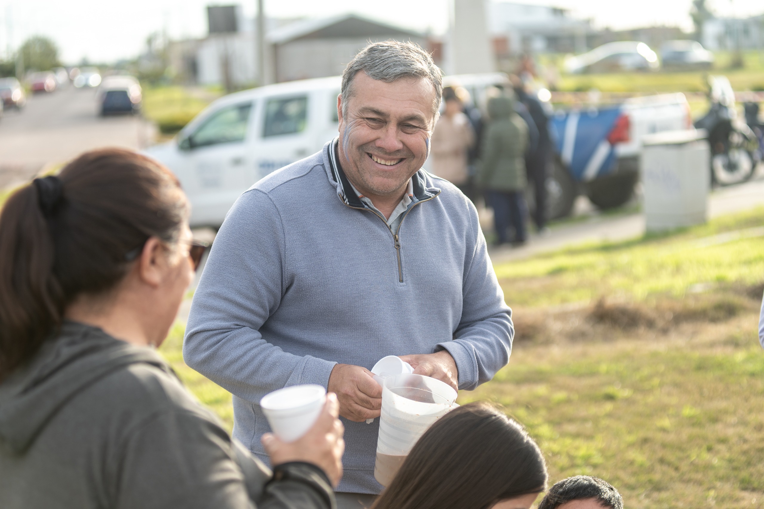 Vecinos comparten la merienda durante la celebración patria en el Parque Urbano Comunal de Timbúes