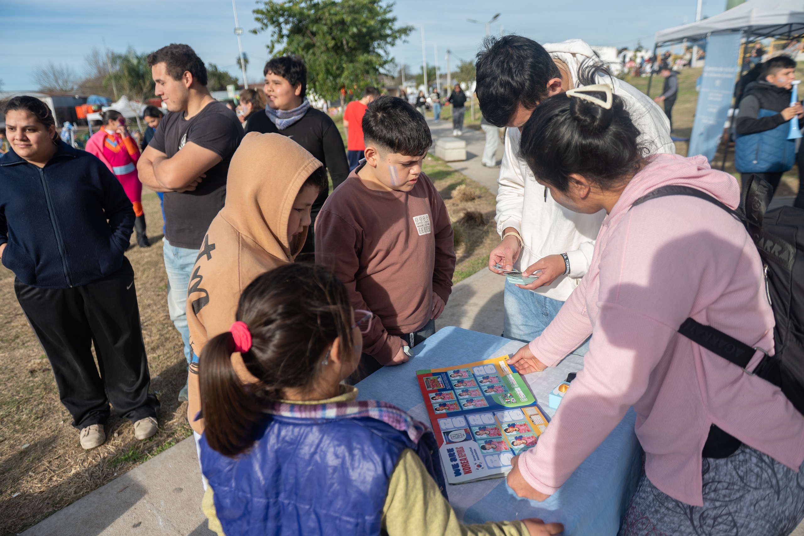 Vecinos se acercan a un stand de promoción de la salud en la celebración patria de Timbúes