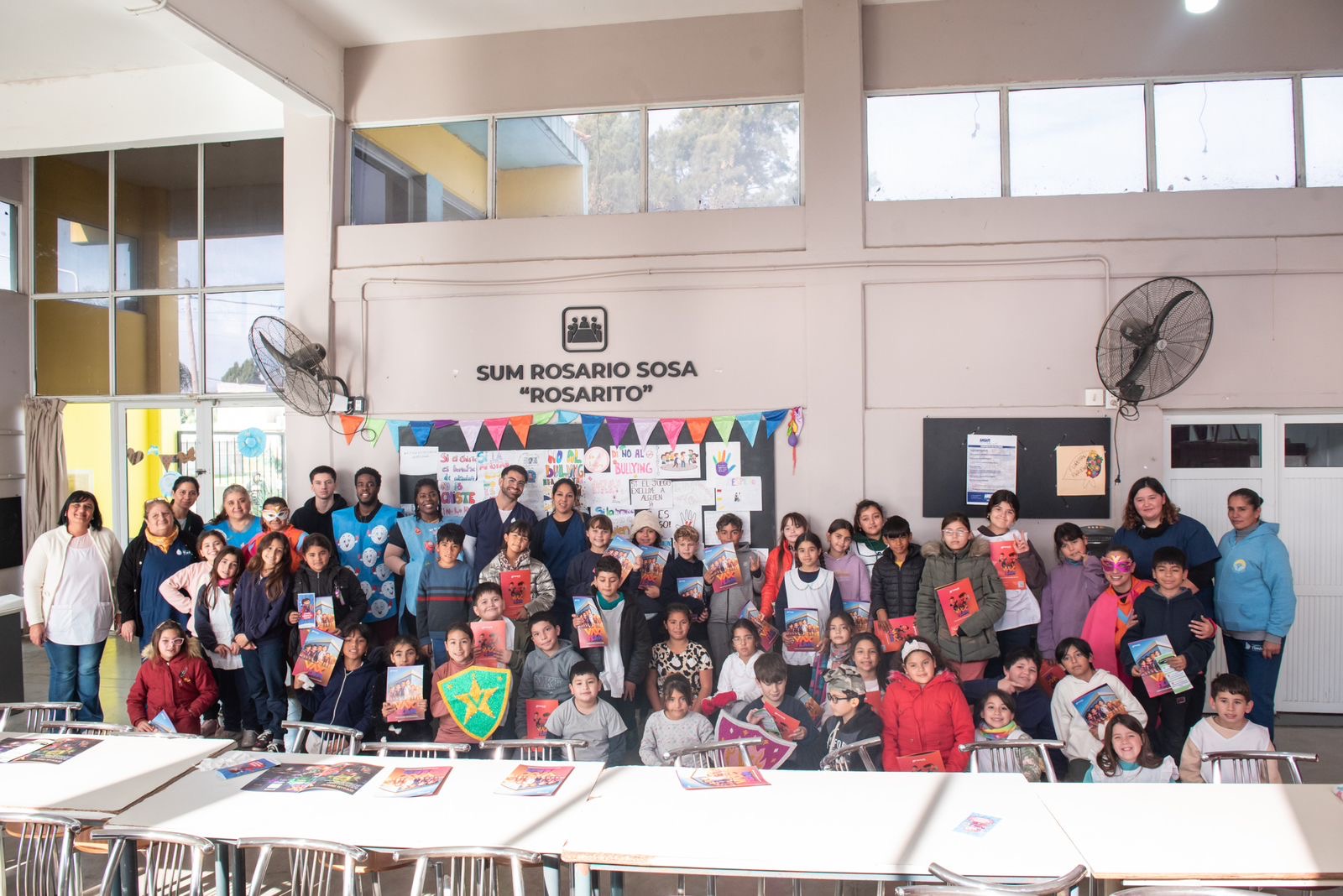 Alumnos de la Escuela Campo Mateo de Timbúes con los materiales del programa Vax Team