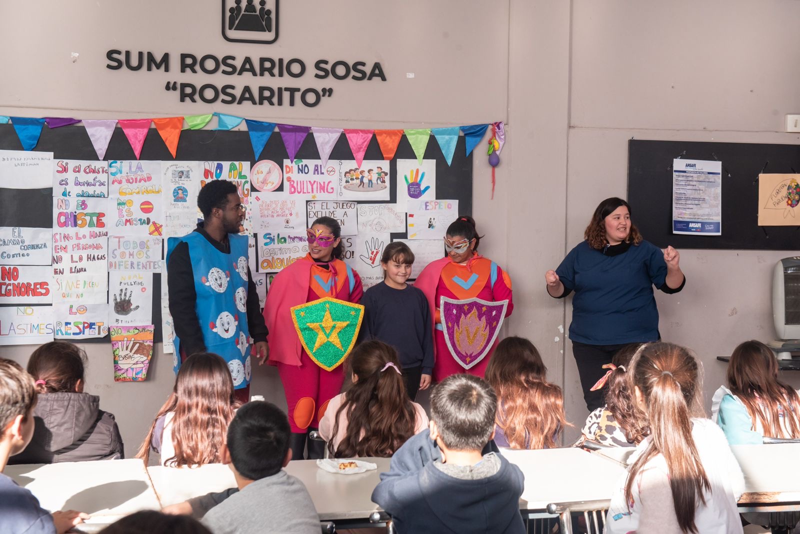 Obra teatral con personajes superhéroes del programa Vax Team en la Escuela Campo Mateo de Timbúes