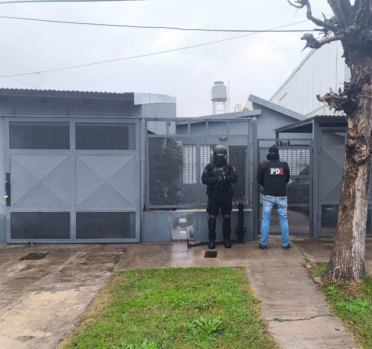 Efectivos de la PDI frente a la vivienda allanada en Capitán Bermúdez