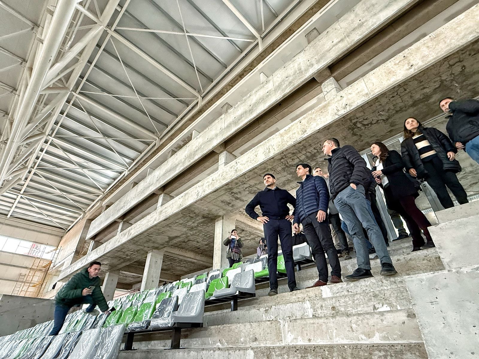 Las primeras butacas verdes y blancas colocadas en las tribunas del estadio de Rafaela