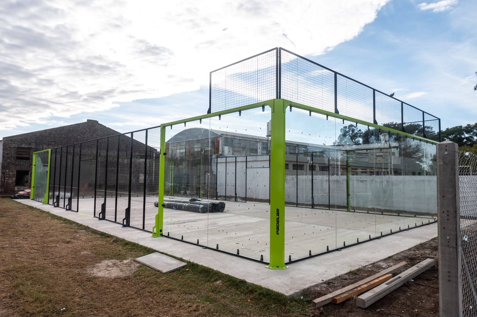 Comenzó la construcción de la cancha de pádel en el Club Sarmiento de Timbúes Comenzó la construcción de la cancha de pádel en el Club Sarmiento de Timbúes