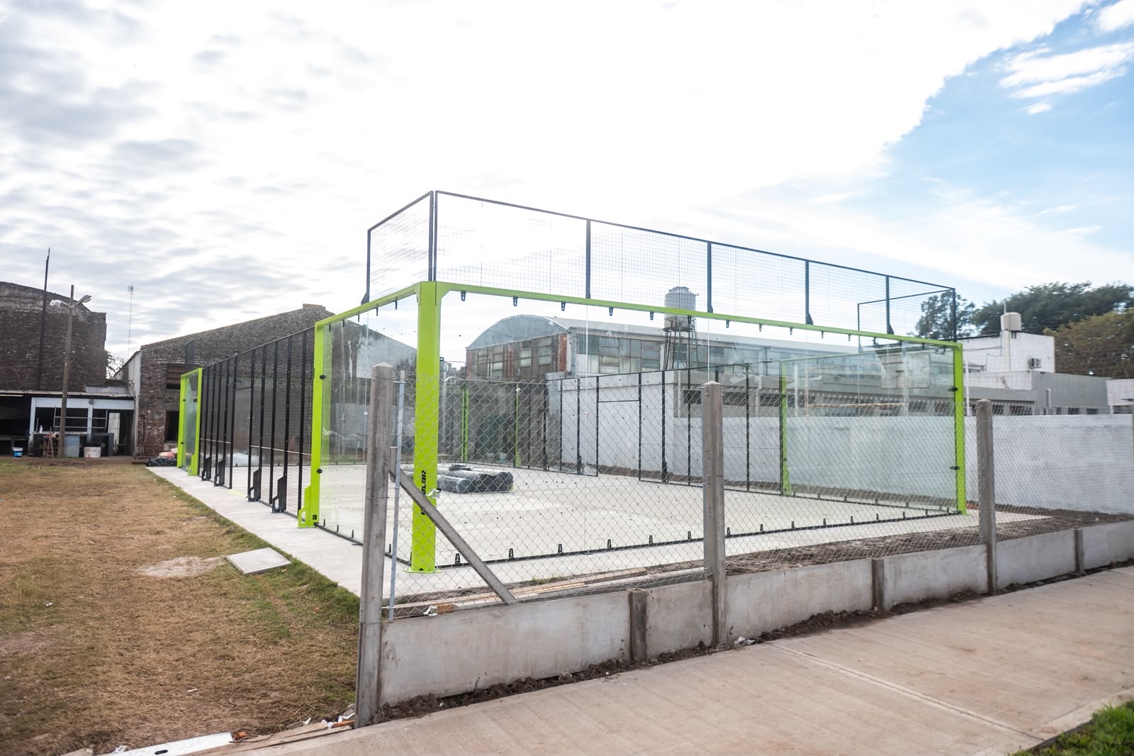 Vista exterior de la nueva cancha de pádel del Club Sarmiento de Timbúes