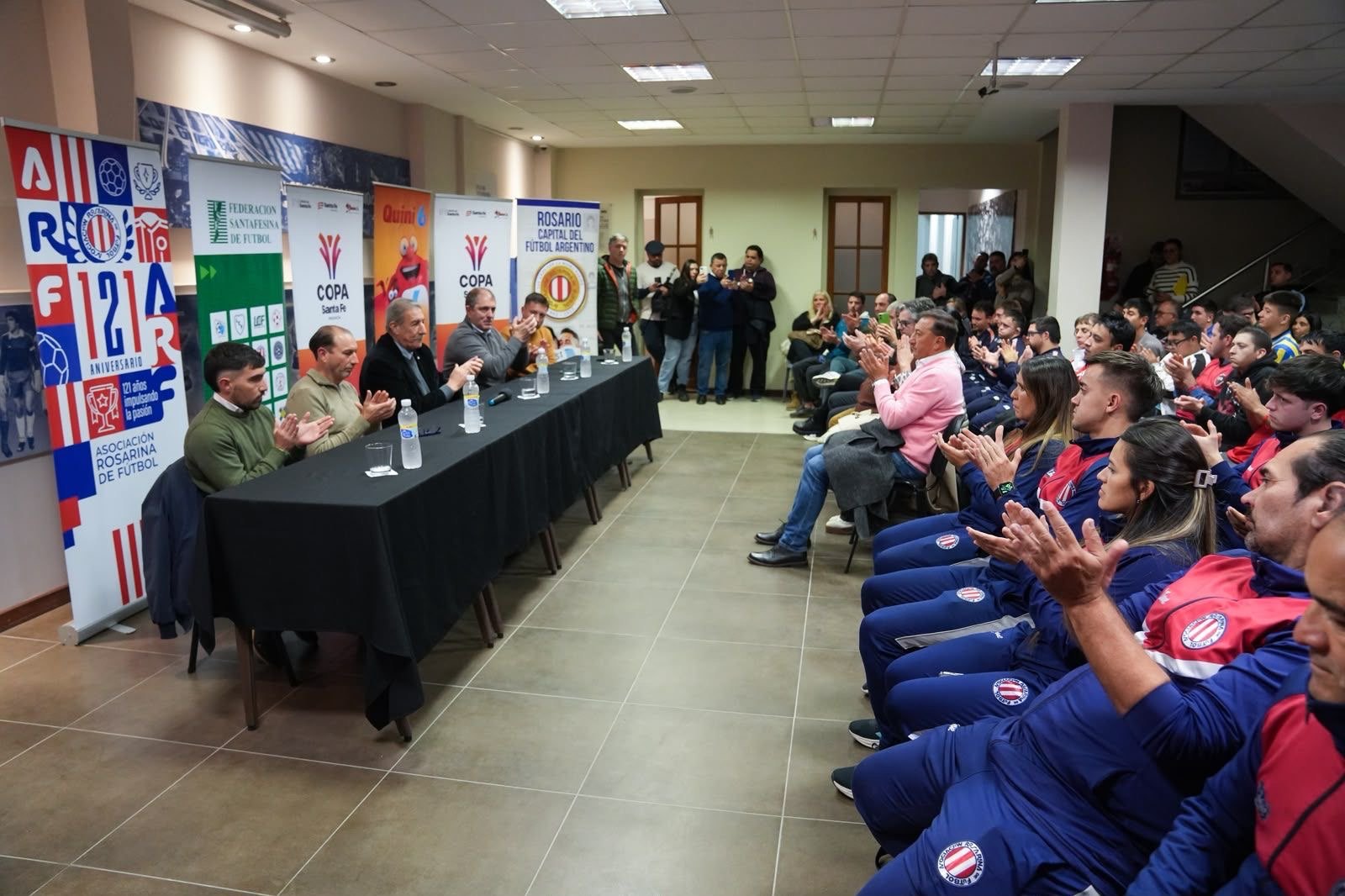 Autoridades y deportistas en la presentacion de la Copa Santa Fe en la ARF