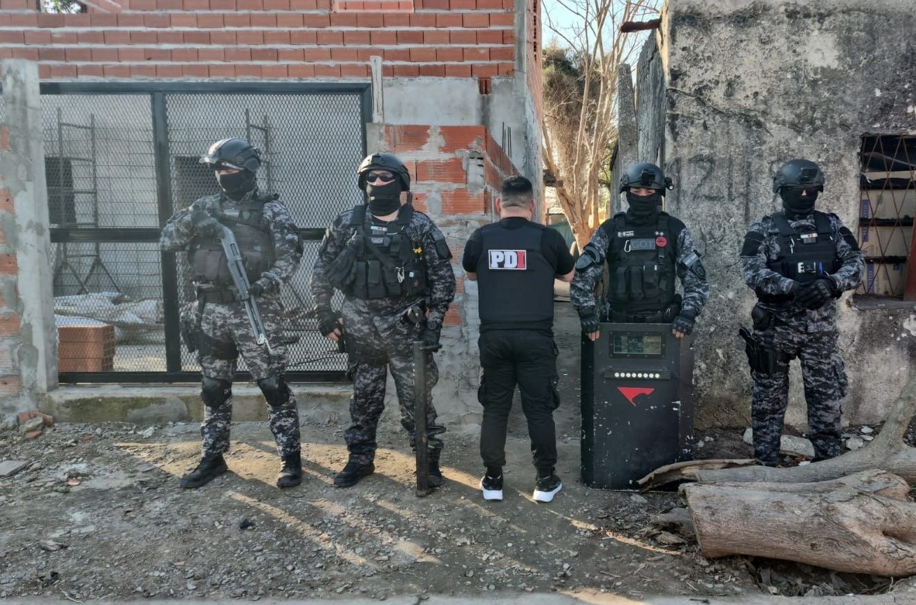 San Lorenzo: cinco detenidos en allanamientos por microtráfico; secuestraron armas, droga y hasta un uniforme de Prefectura