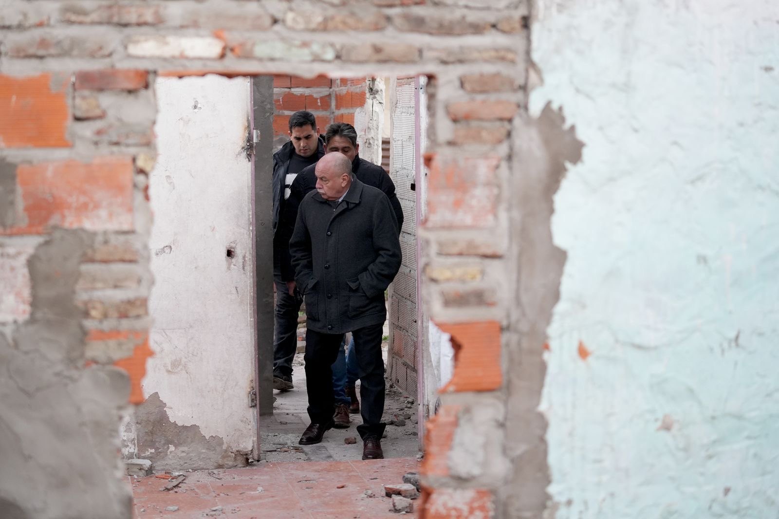 Funcionarios supervisan el derribo del búnker en barrio Gráfico