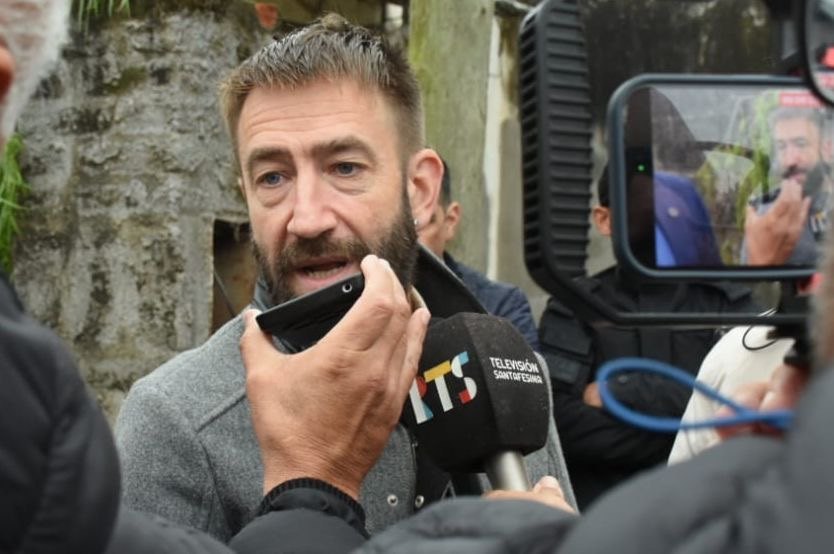 Un funcionario provincial responde preguntas de la prensa junto al lugar del derribo