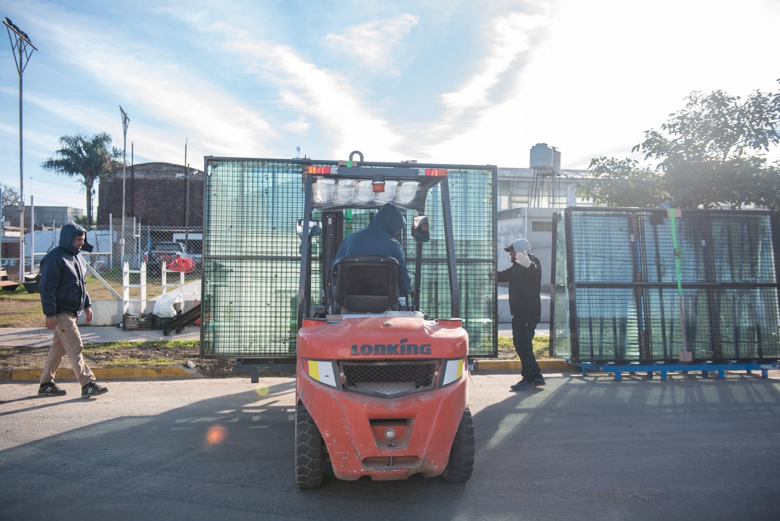 Autoelevador traslada los materiales para la cancha de pádel en Timbúes
