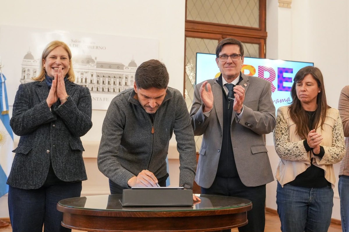 Pullaro firma los convenios del programa Mil Aulas