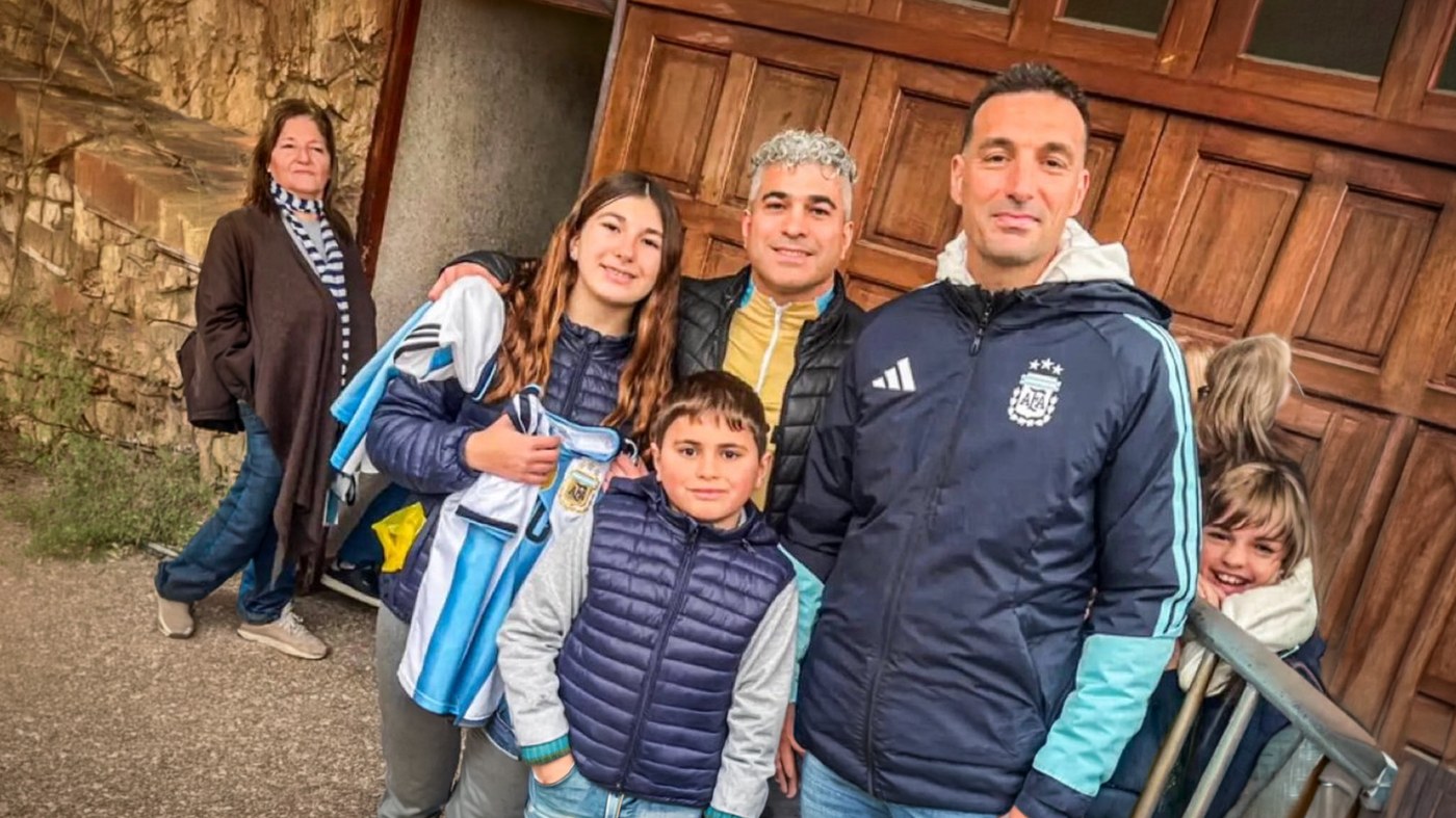 Un nene consiguió la firma de Scaloni para el Mundial 2030 y desafió a Chiqui Tapia Un nene consiguió la firma de Scaloni para el Mundial 2030 y desafió a Chiqui Tapia