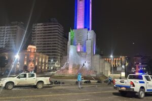 Más de 80 trabajadores en el operativo de limpieza del Monumento tras el banderazo por la Selección