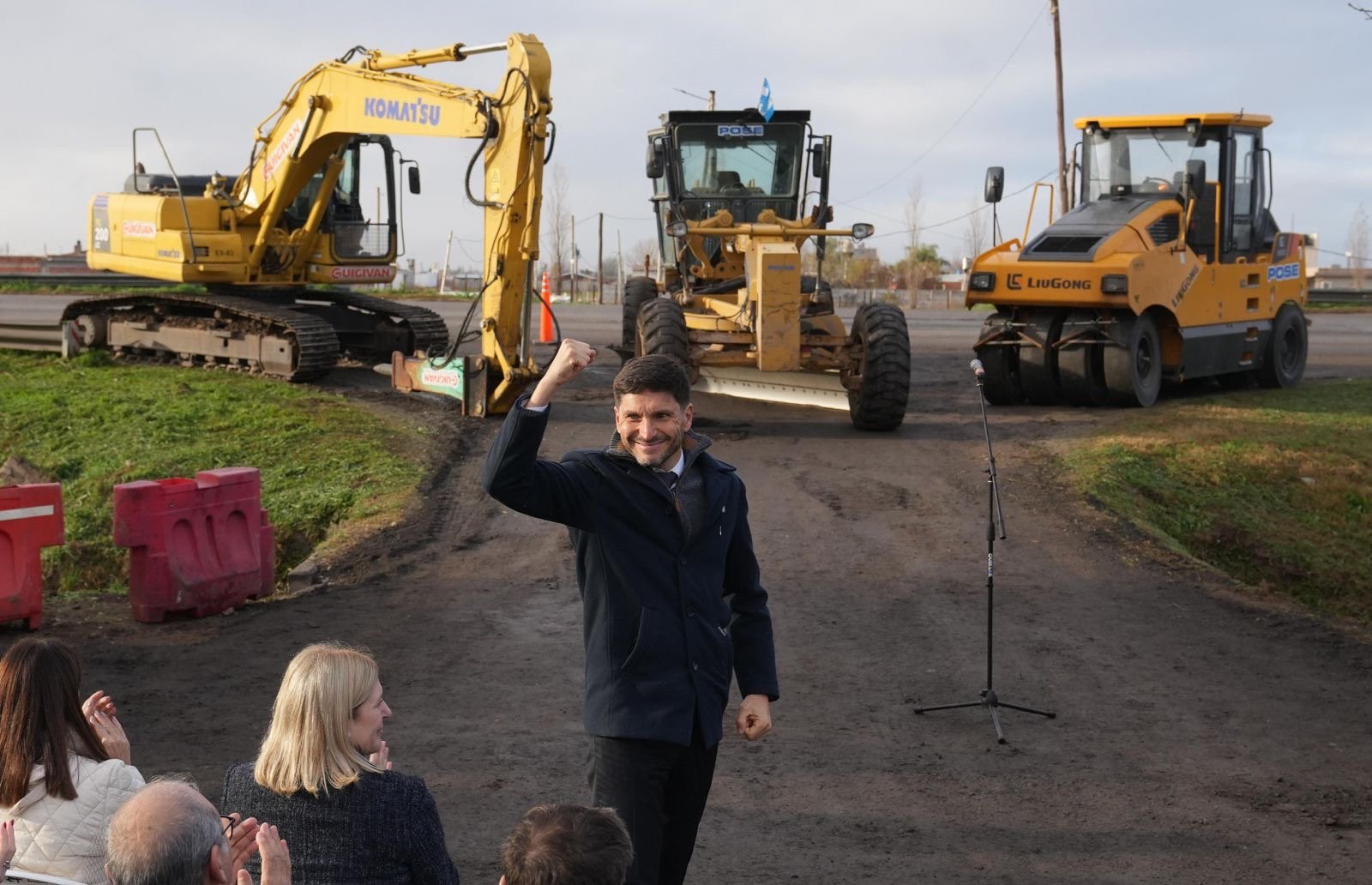 El gobernador celebra el inicio de los trabajos frente a las máquinas viales en la A012