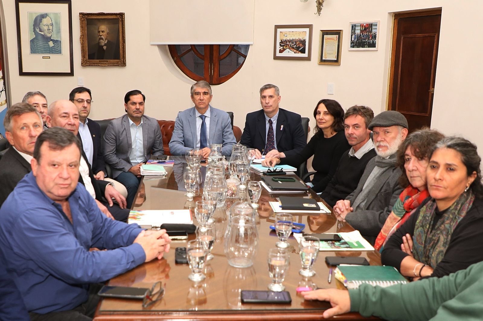 Funcionarios provinciales y dirigentes gremiales sentados alrededor de la mesa en la Casa de Gobierno
