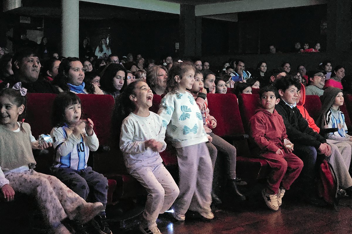 Niños disfrutan de las actividades de vacaciones de invierno en San Lorenzo