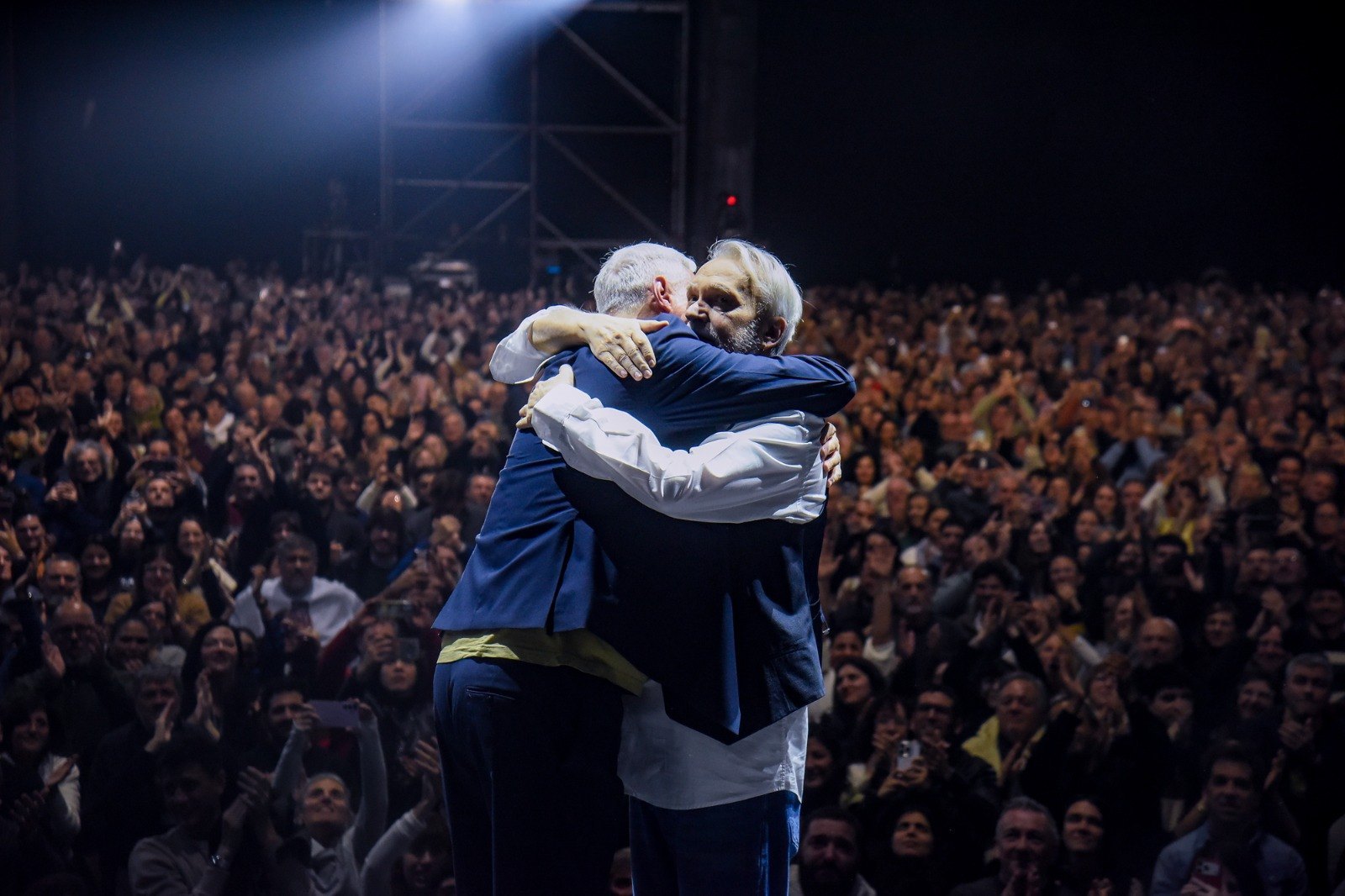 Mística, emoción y «serumanía»: David Lebón y Pedro Aznar revivieron a Serú Girán en Rosario y anunciaron nueva fecha