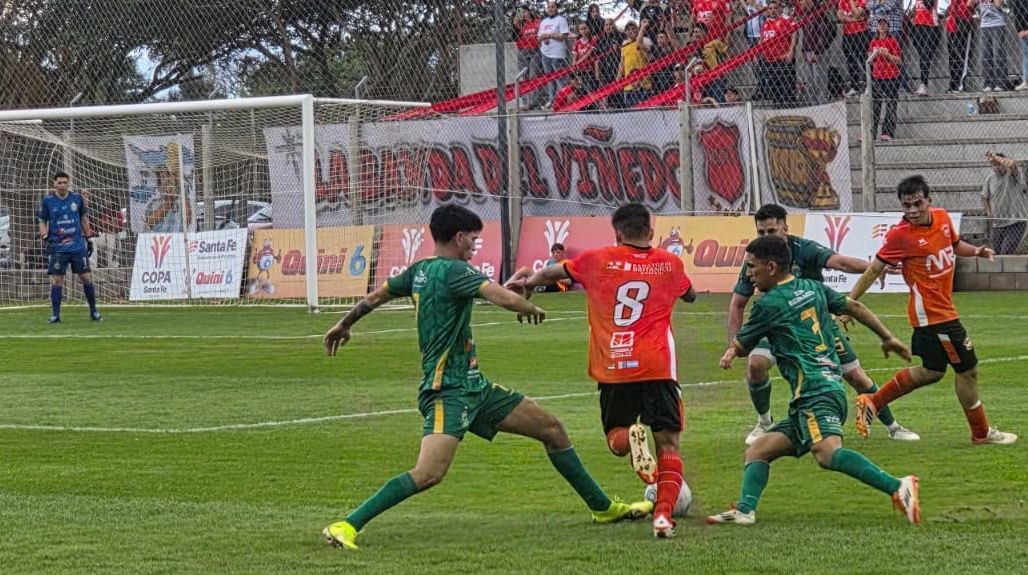 Agresión a un árbitro en San Lorenzo: un jugador lo golpeó tras la roja y quedó aprehendido