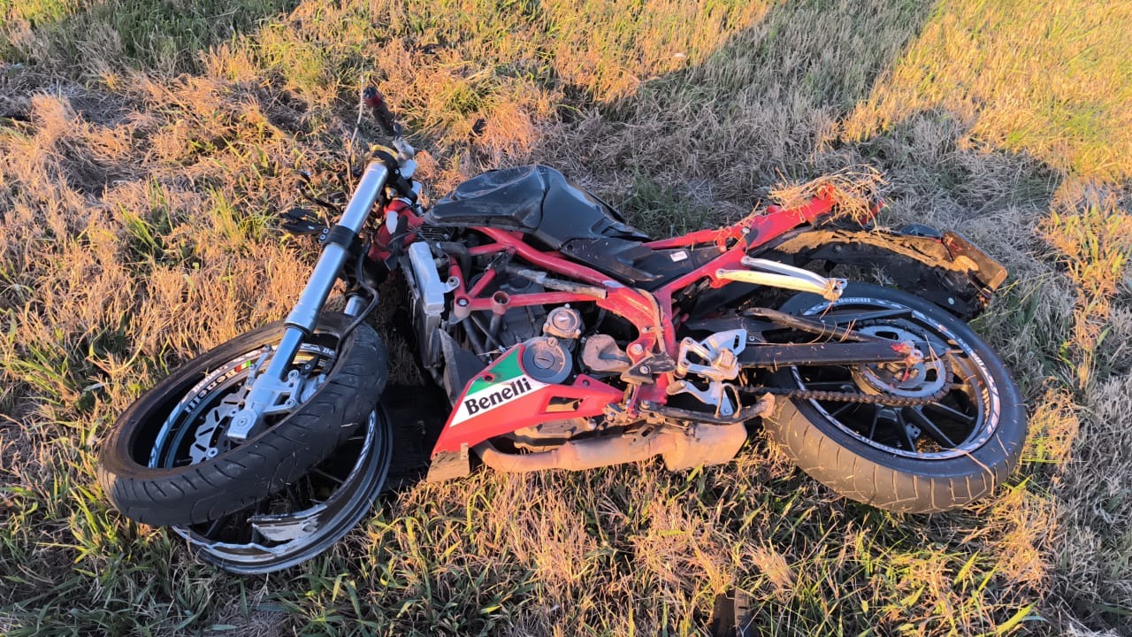 La motocicleta Benelli quedó destruida al costado de la ruta 34.
