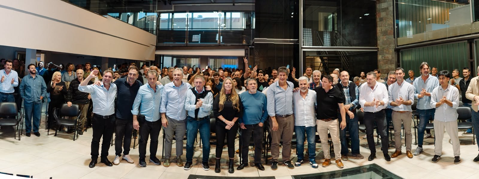 Dirigentes en el lanzamiento de RAÍS
